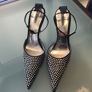 Le Zilla Shows black crystals size 40